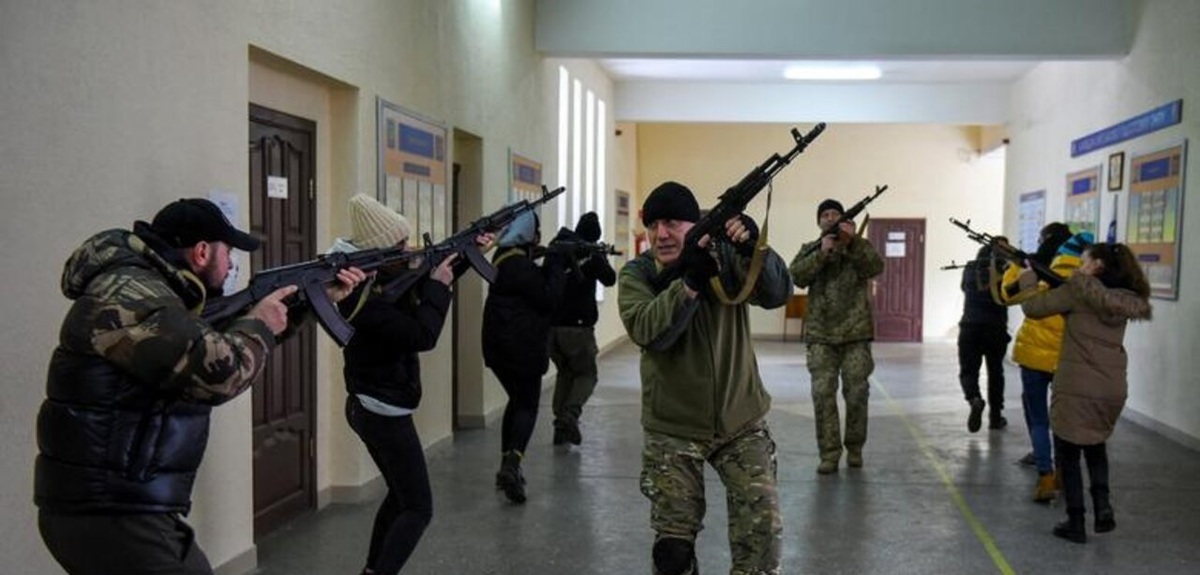 تصاویر| غیرنظامیان به نیرو‌های نظامی اوکراین پیوستند