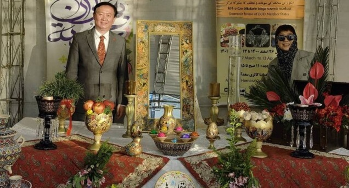عکس یادگاری سفیر چین با هفت سین ایرانی