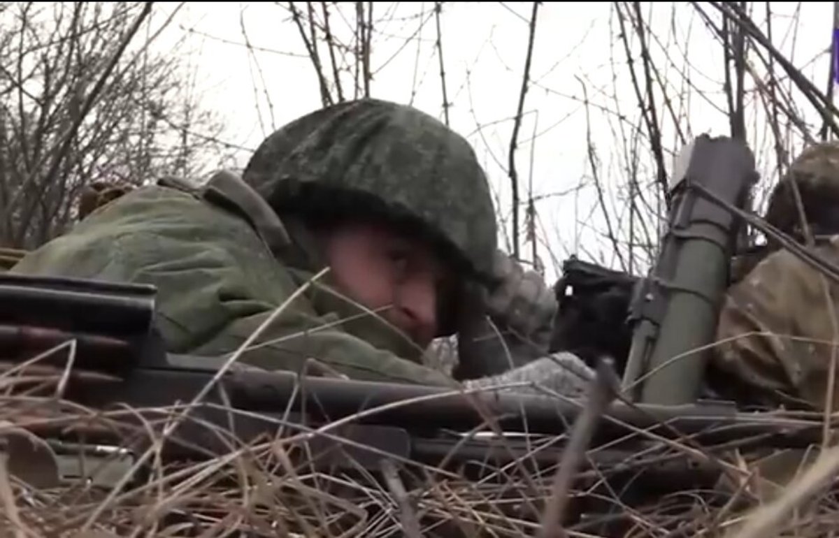 فیلم| خداحافظی دردناک سرباز اوکراینی در منطقه صفر مرزی با پدر و مادرش