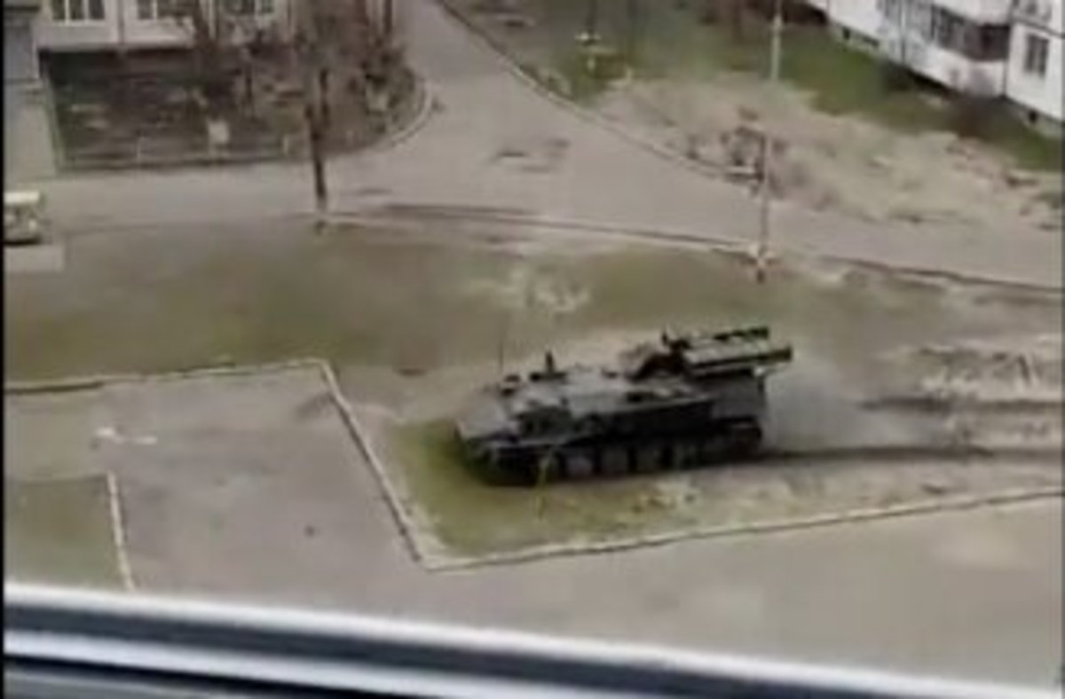 فیلم| واکنش پلیس راهور ایران به عبور تانک روسی از روی خودرویی در اوکراین