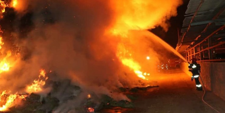 آتش‌سوزی گسترده کارخانه تولید صندلی در شهریار