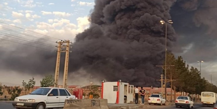 عکس| کارخانه تولید الکل در قم دچار آتش‌سوزی شد