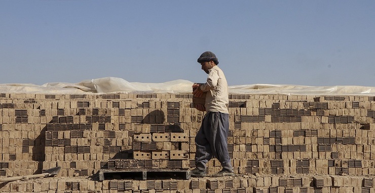 تصاویر| کارگران در هرم داغ کوره‌ی آجر پزی