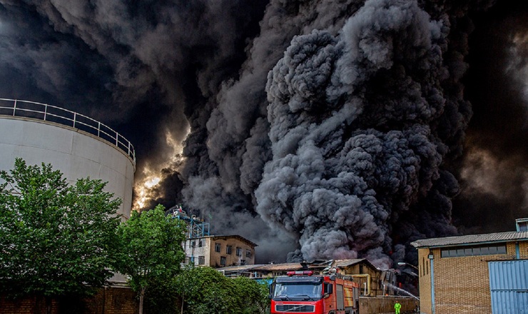 تصاویر| آتش‌سوزی در کارخانه تولید الکل قم
