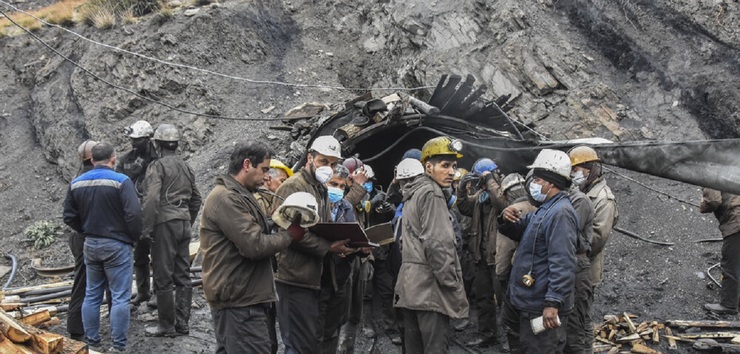 تصاویر| عملیات نجات کارگران معدن طزره