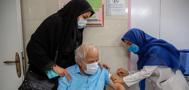 عکس | صف طولانی سالمندان بالای ۸۰ سال برای تزریق واکسن!