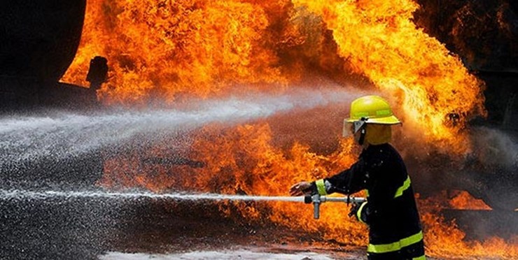 فیلم| آتش‌سوزی در محدوده نیروی دریایی ارتش بوشهر