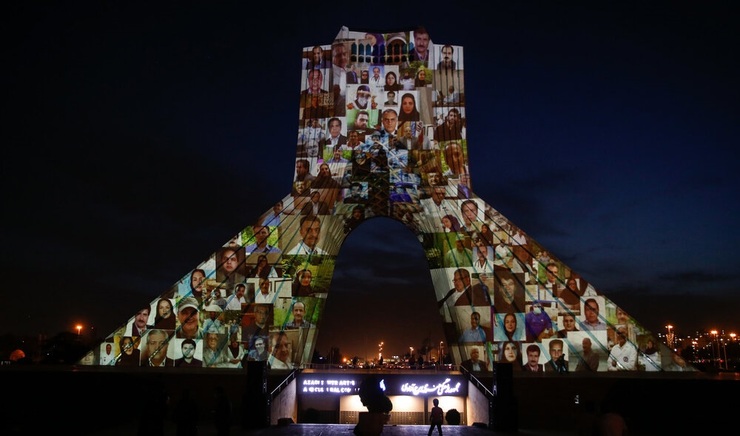 تصاویر| نورپردازی در برج آزادی به یاد کادر درمان