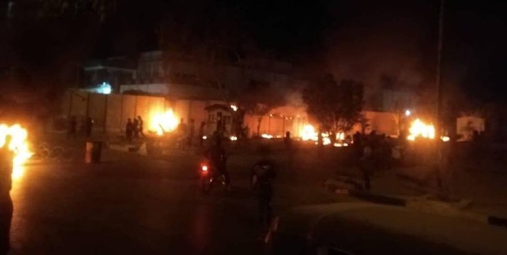 فیلم| آتش زدن دیوار کنسولگری ایران در کربلا