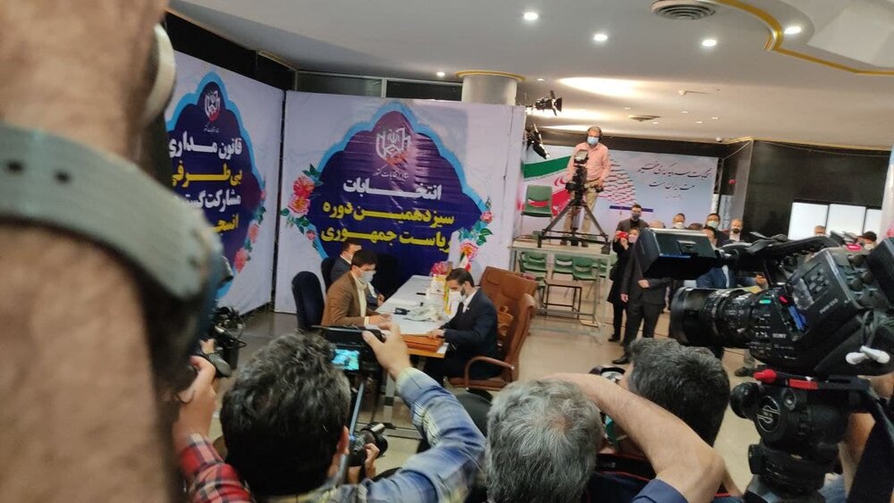 عکس همراه با شناسنامه سعید محمد بعد از ثبت نام در انتخابات ریاست جمهوری عکس همراه با شناسنامه سعید محمد بعد از ثبت نام در انتخابات ریاست جمهوری