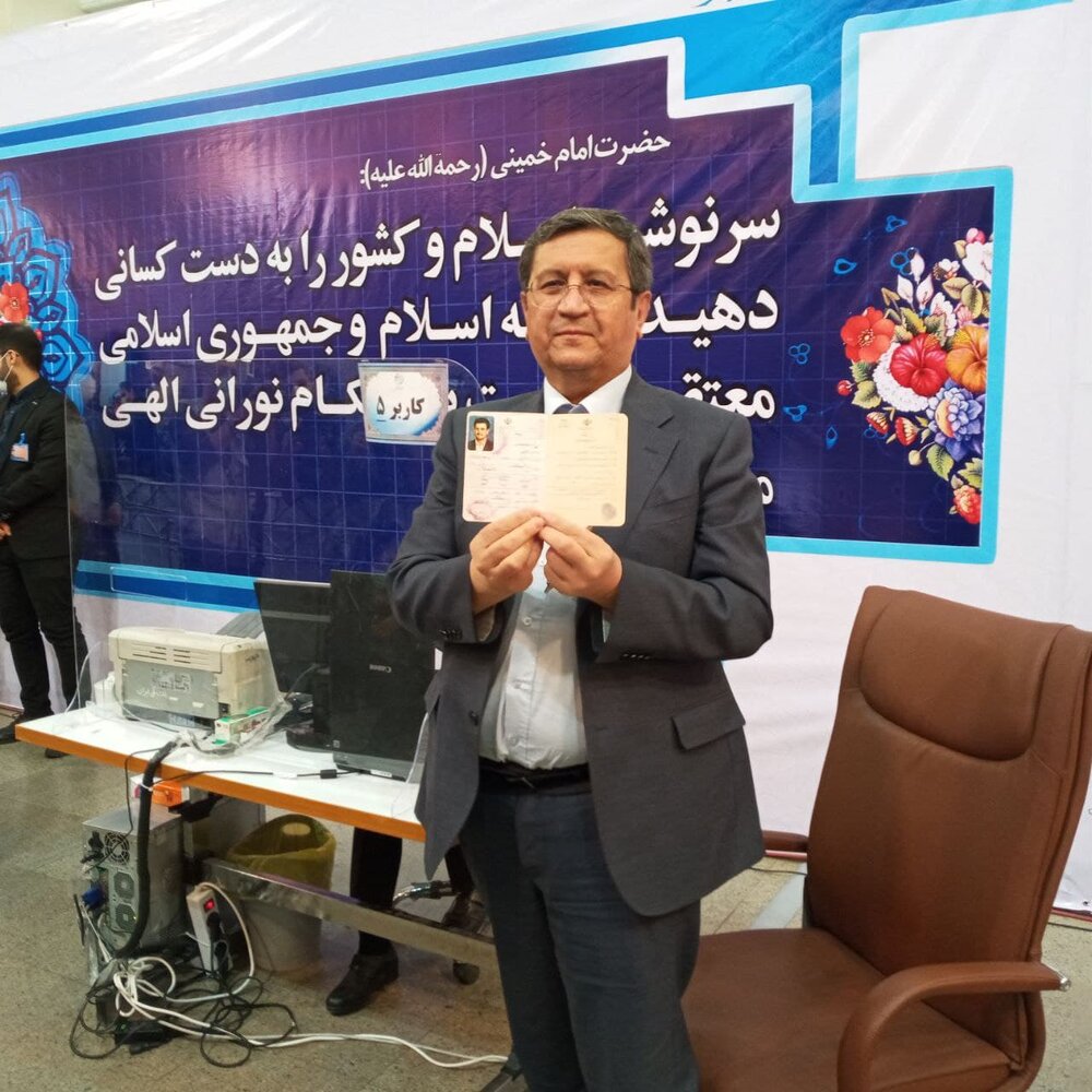 همتی، رئیس کل بانک مرکزی کاندیدای انتخابات ریاست جمهوری شد+عکس