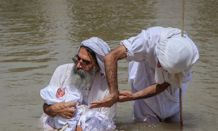 تصاویر| غسل تعمید کودکان مندایی در سوسنگرد