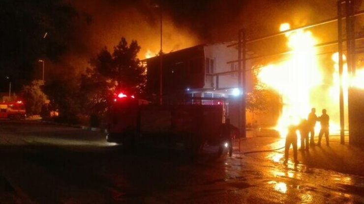 آتش سوزی در کارخانه تولید رنگ پرندک؛ از بروز یک فاجعه جلوگیری شد