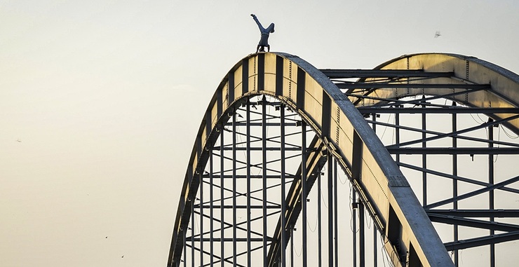 تصاویر| تفریح پر خطر بر روی پل سفید اهواز