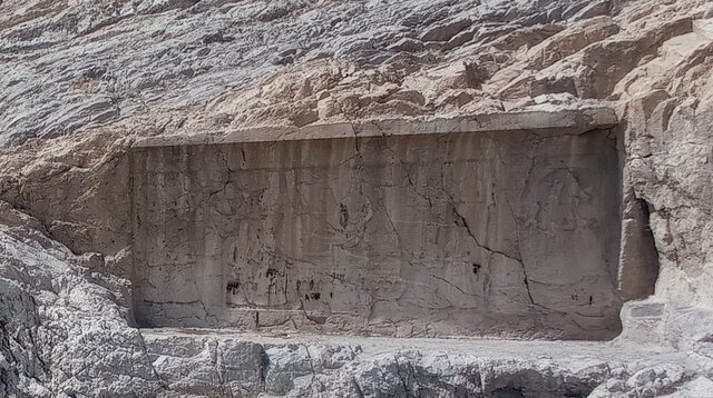 عکس| رنگ مو روی نقش برجسته فتحعلیشاه عکس| رنگ مو روی نقش برجسته فتحعلیشاه