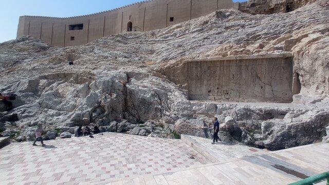 عکس| رنگ مو روی نقش برجسته فتحعلیشاه عکس| رنگ مو روی نقش برجسته فتحعلیشاه