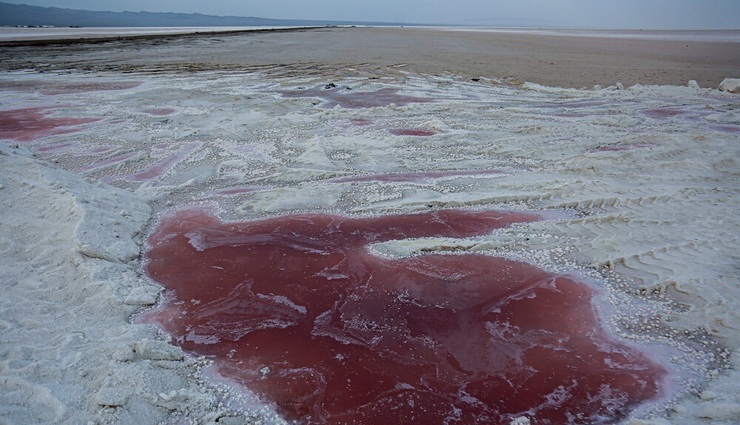 تصاویر| خشک شدن دریاچه نمک حوض سلطان قم