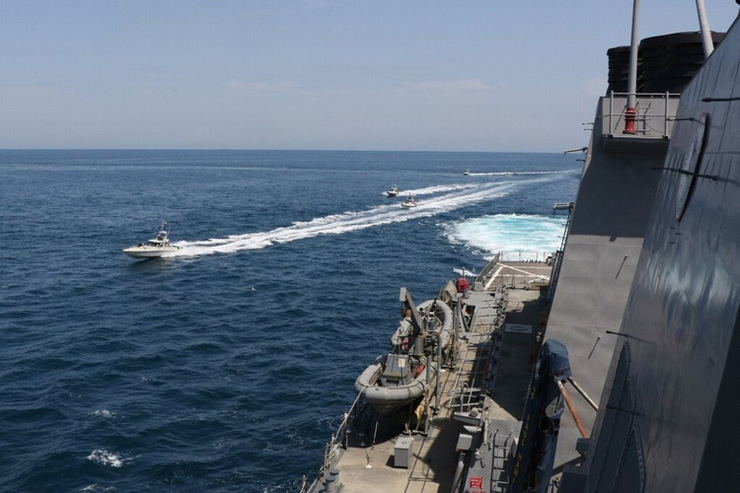 شلیک تیرهای هشدار کشتی آمریکایی به سمت قایق‌های سپاه