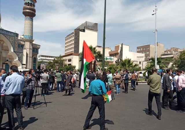 اهتزاز پرچم فلسطین در تجمع مردمی در تهران اهتزاز پرچم فلسطین در تجمع مردمی در تهران