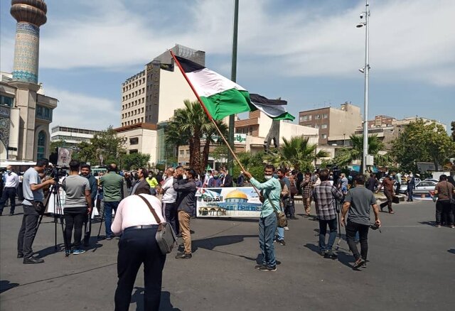 اهتزاز پرچم فلسطین در تجمع مردمی در تهران اهتزاز پرچم فلسطین در تجمع مردمی در تهران