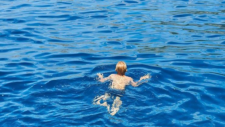 شنای یک ساعته پسر ۷ ساله برای نجات پدر و خواهر