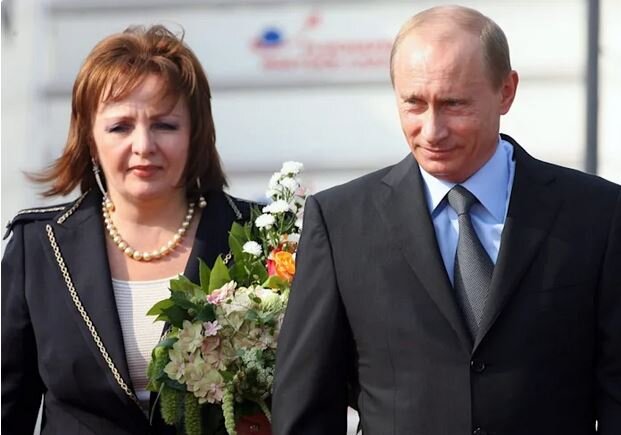 پوتین دو یا شاید سه دختر دارد که به ندرت درباره آنها صحبت می‌کند