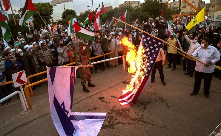 تصاویر| آتش زدن پرچم آمریکا در جشن قمی‌ها برای غزه