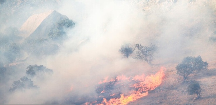 تلاش خوزستان و کهگیلویه برای مهار آتش در کوه‌های حاتم