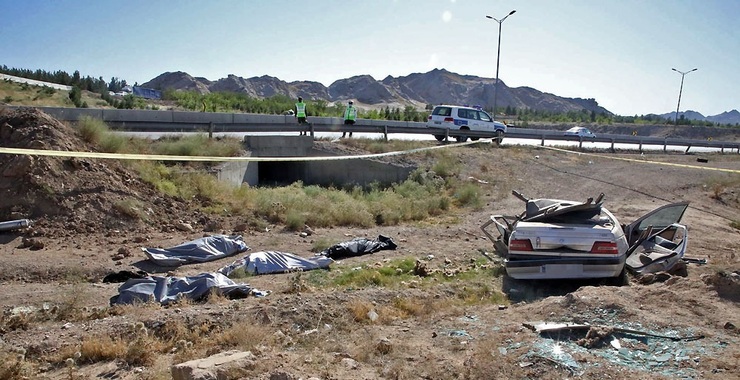 تصاویر| واژگونی مرگبار پژو در مشهد/ ۴ نفر کشته شدند