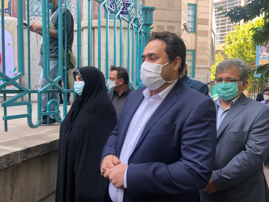 عکس| دختر و داماد روحانی در صف رای دادن