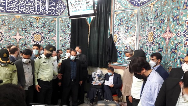 عبدالناصر همتی در حسینه ارشاد رأی خود را به صندوق انداخت