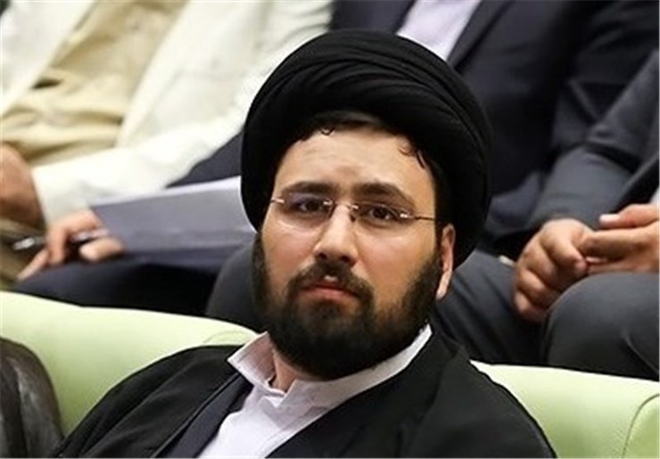 حضور سیدعلی خمینی در شعبه رای‌گیری سرکنسولگری ایران در نجف