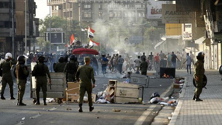 تظاهرات معترضان در بغداد / یک نفر کشته شد