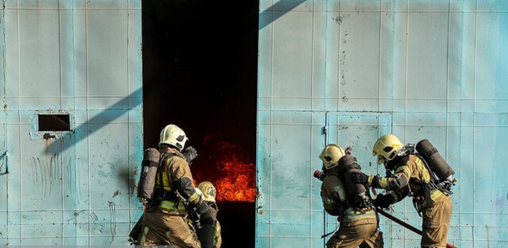 آتش‌سوزی گسترده در یک انبار الکل در اهواز / مصدومیت ۱۲ آتش‌نشان