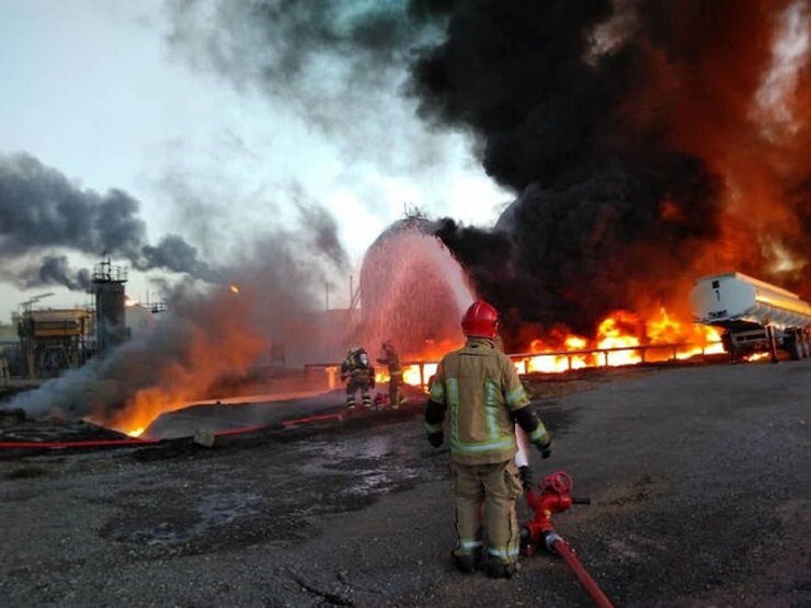 آتش‌سوزی گسترده کارخانه‌ تولید کارتن در مهریز
