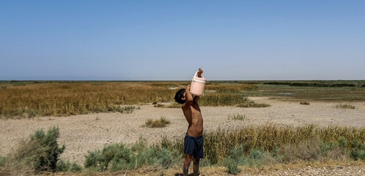 خطرناکتر از کرونا در خوزستان؛ مردم در صف خرید آب!
