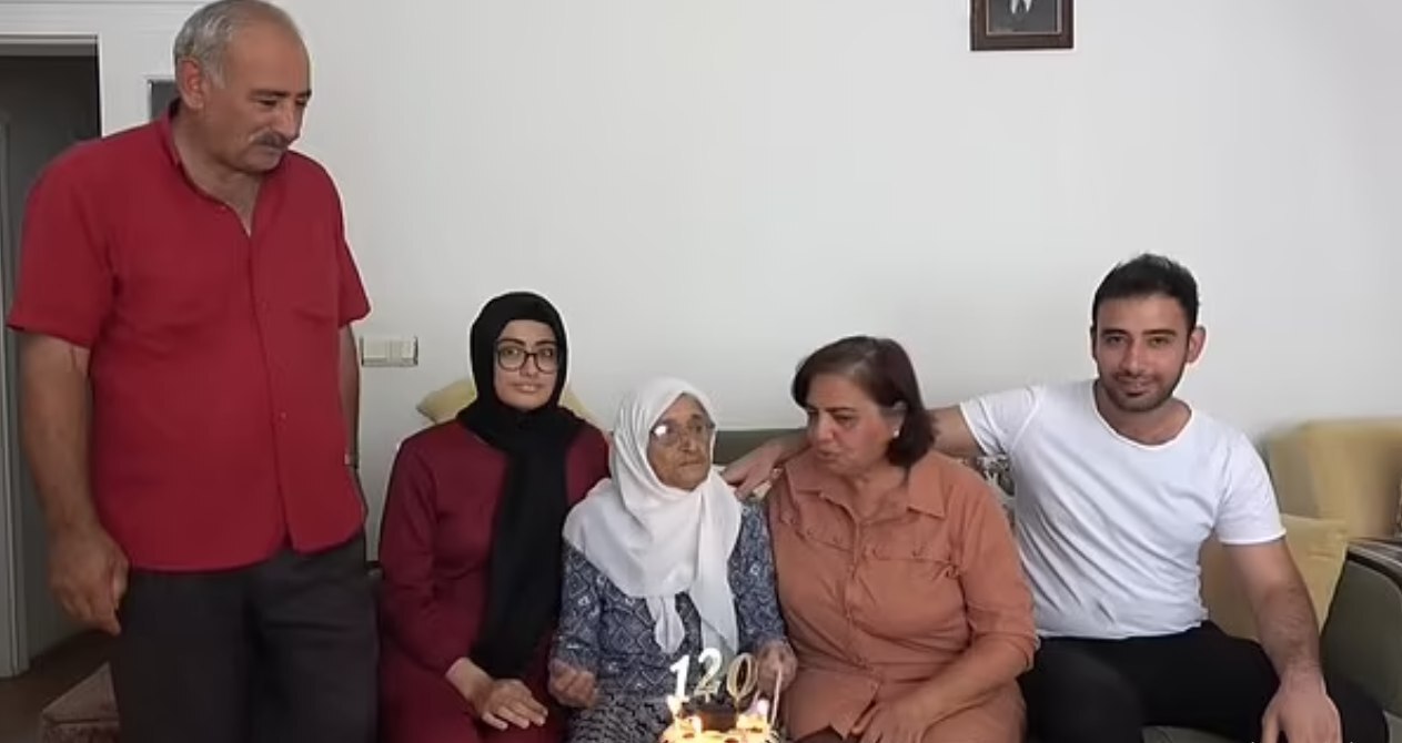 پیرزنی در ترکیه که خود را مسنترین فرد جهان میداند + تصاویر پیرزنی در ترکیه که خود را مسنترین فرد جهان میداند + تصاویر