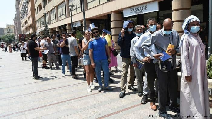 عکس| صف طولانی واکسن ایرانی‌ها در ارمنستان