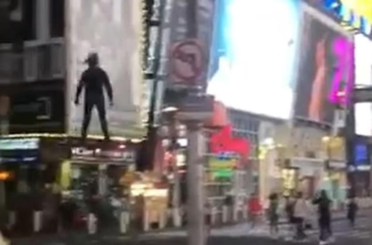 فیلم| پرواز مردی بر فراز خیابان‌های نیویورک