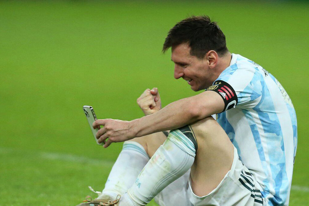 ژست‌های جالب مسی با مدال قهرمانی‌اش/عکس