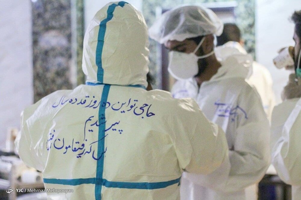 عکس| تصویری غم‌انگیز از نوشته پشت لباس کادر درمان در زاهدان