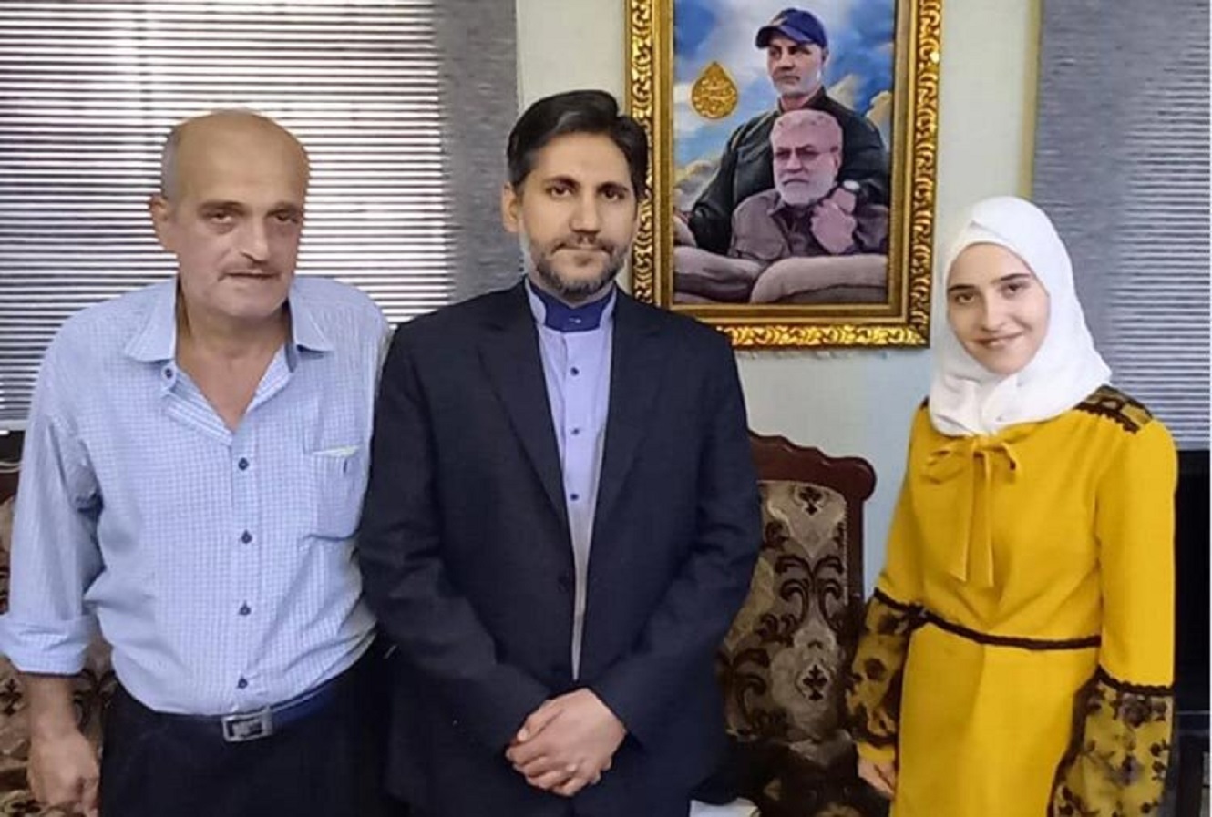 عکس | دختر نوجوان ایرانی در کنکور تجربی سوریه نفر اول شد