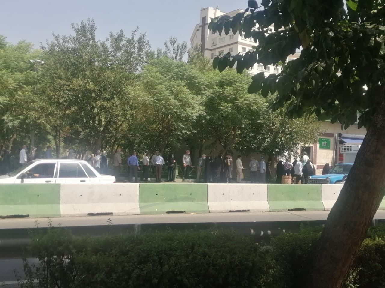 عکس| صف طولانی مردم برای دریافت مرغ در تهران عکس| صف طولانی مردم برای دریافت مرغ در تهران