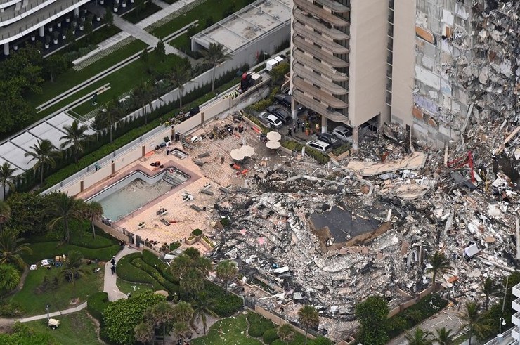 مفقود شدن بیش از ۱۰۰ نفر به دنبال فرو ریختن برج مسکونی در آمریکا + عکس