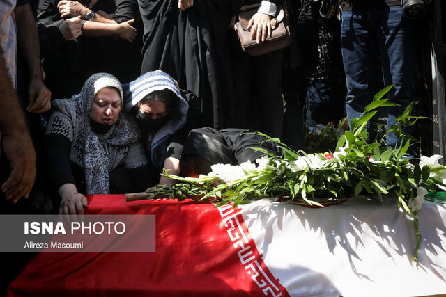 مراسم تشییع پیکر خبرنگارهای ایسنا و ایرنا برگزار شد مراسم تشییع پیکر خبرنگارهای ایسنا و ایرنا برگزار شد