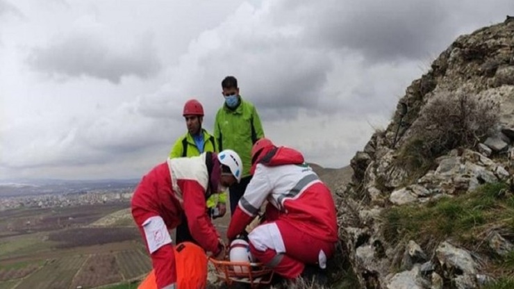 نجات یک فرد ۷۰ ساله در ارتفاعات شمال تهران