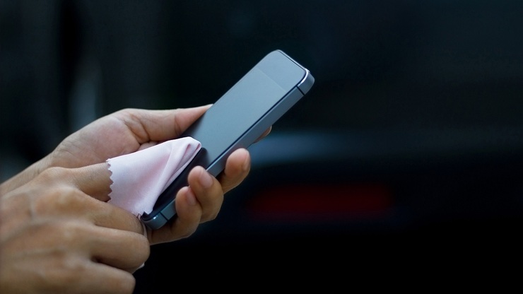 چگونه نمایشگر تلفن همراه را بدون آسیب تمیز کنیم؟