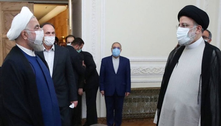 فیلم| روحانی دفتر ریاست جمهوری را تحویل رئیسی داد