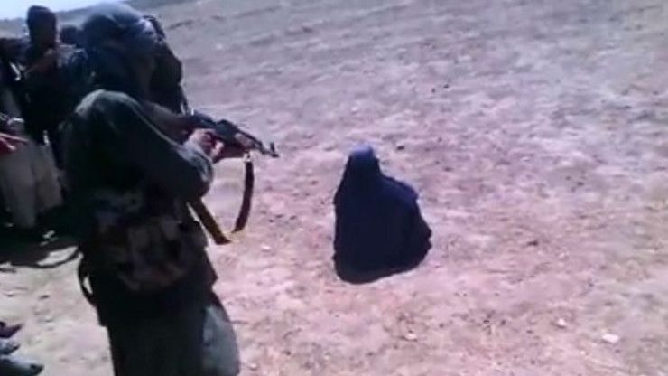 طالبان یک دختر جوان را به دلیل نداشتن چادر تیرباران کردند
