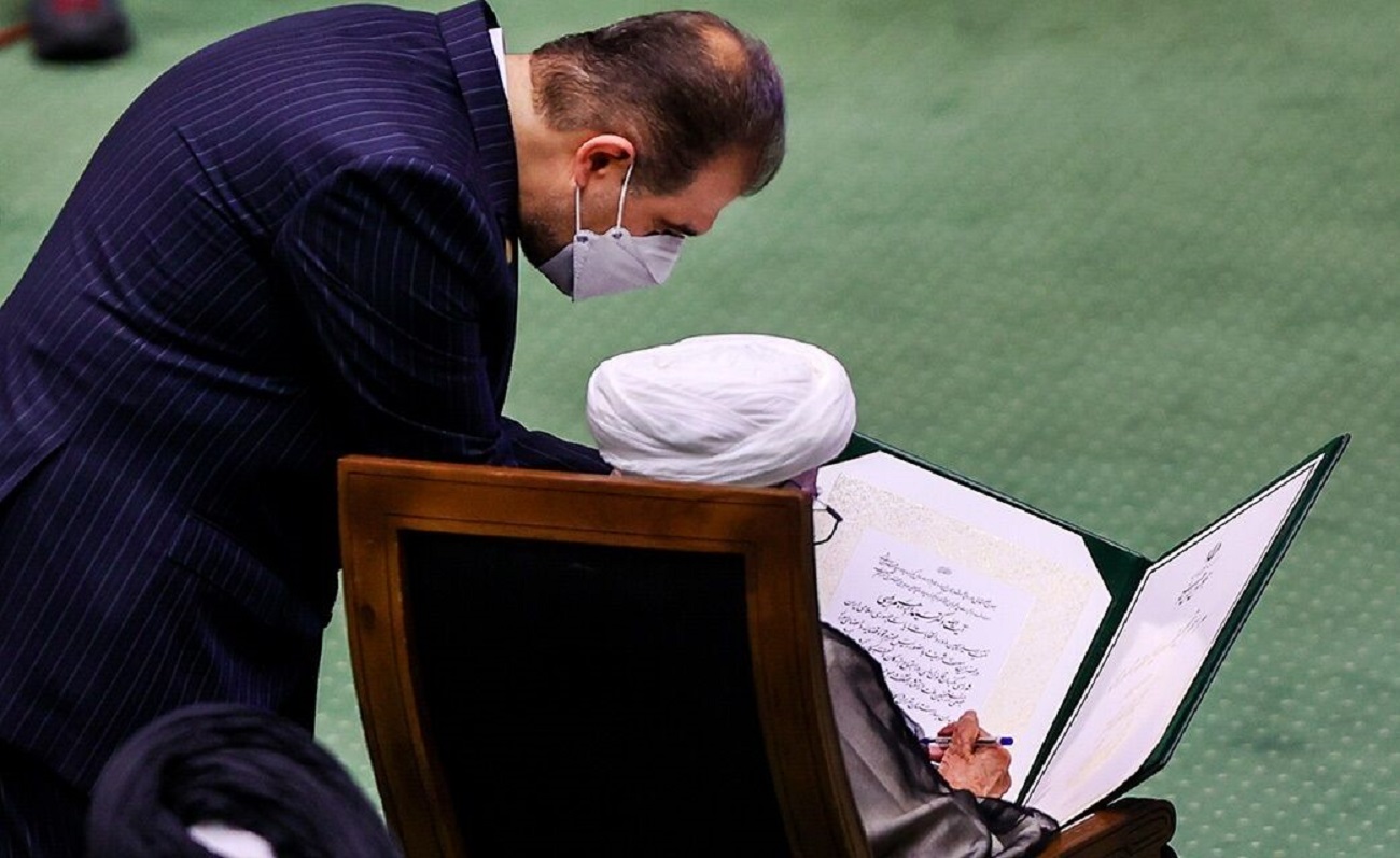 عکس| جنتی و اژهای، سوگندنامه رئیسی را امضا کردند عکس| جنتی و اژهای، سوگندنامه رئیسی را امضا کردند